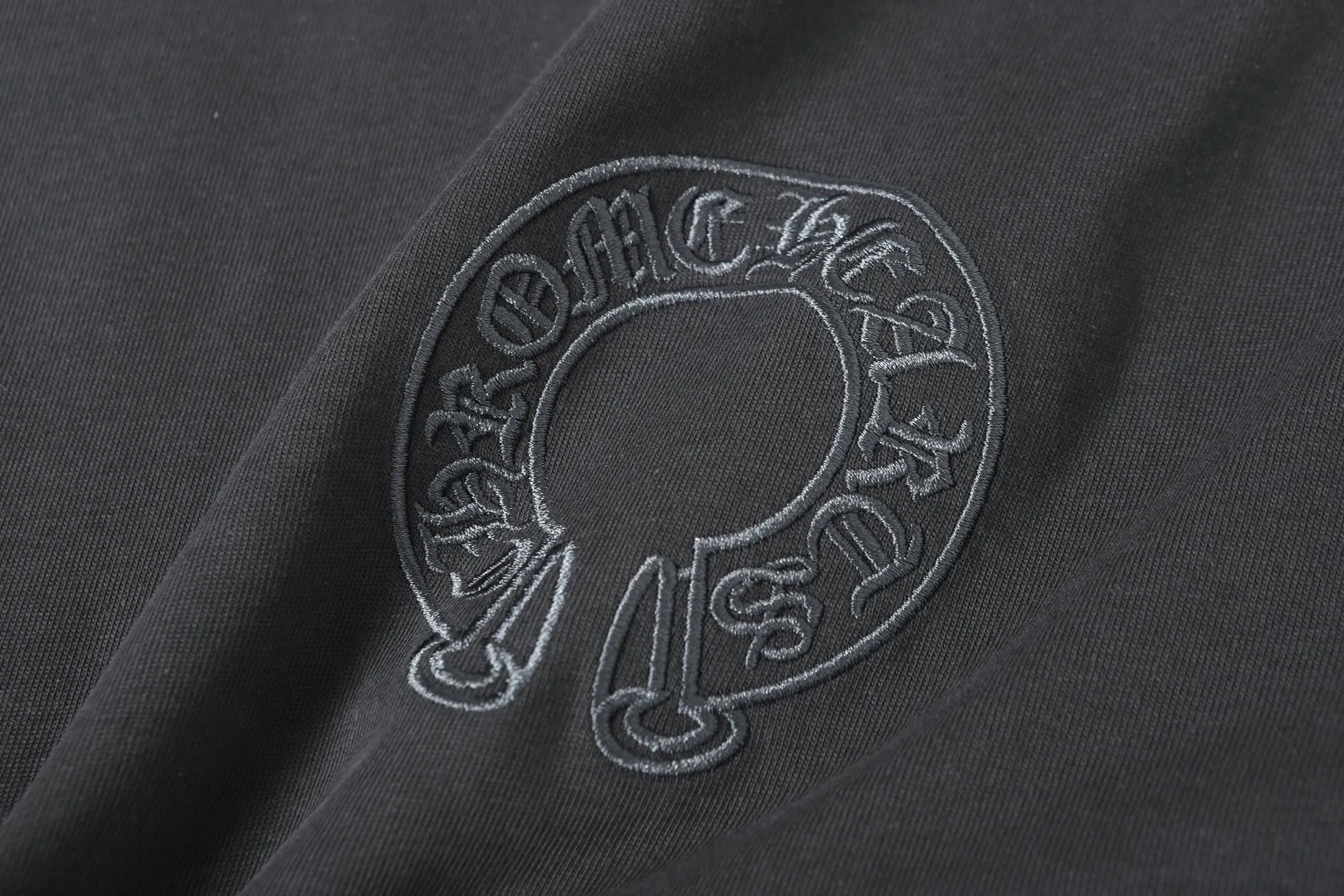 P160 Chrome Hearts CH Chrome Hearts Heavy Industry patch embroidered cross ✝️Short-sleeved T-shirt Use imported Tajima machine embroidery Correctly configured Black 2025 Chrome Hearts nylon bag authentic packaging 260 grams of custom-dyed double-yarn cotton Large version Loose and stylish Differentiated from low version slim and long version The upper body pulls the hips 100% commitment: top quality Do not make fast food The highest version on the market Top quality - different from those ordinary versions on the market If you care about quality, you should also respect the price. Absolutely 0 after-sales service and 0 return rate so far. It’s hard not to love the style - 260g custom-dyed double yarn fabric - Correct high-density main mark, washed tag, hand-sewn